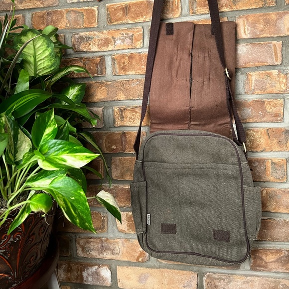 BNWT XIU TOTE STYLE BAG WITH VELCRO FLAP AND 6 POCKETS! - Picture 6 of 8